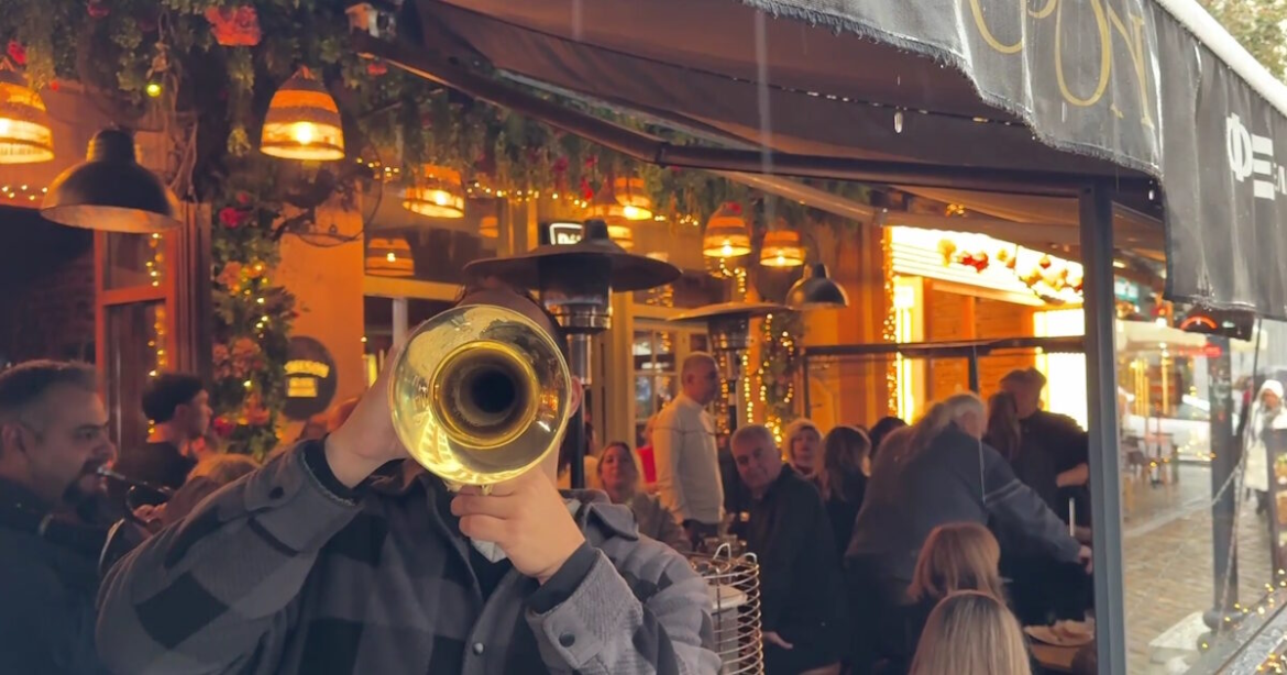 Η βροχή «πάγωσε» τη γιορτινή Θεσσαλονίκη – Παραμονή Χριστουγέννων με ομπρέλες σε Λαδάδικα και Τσιμισκή