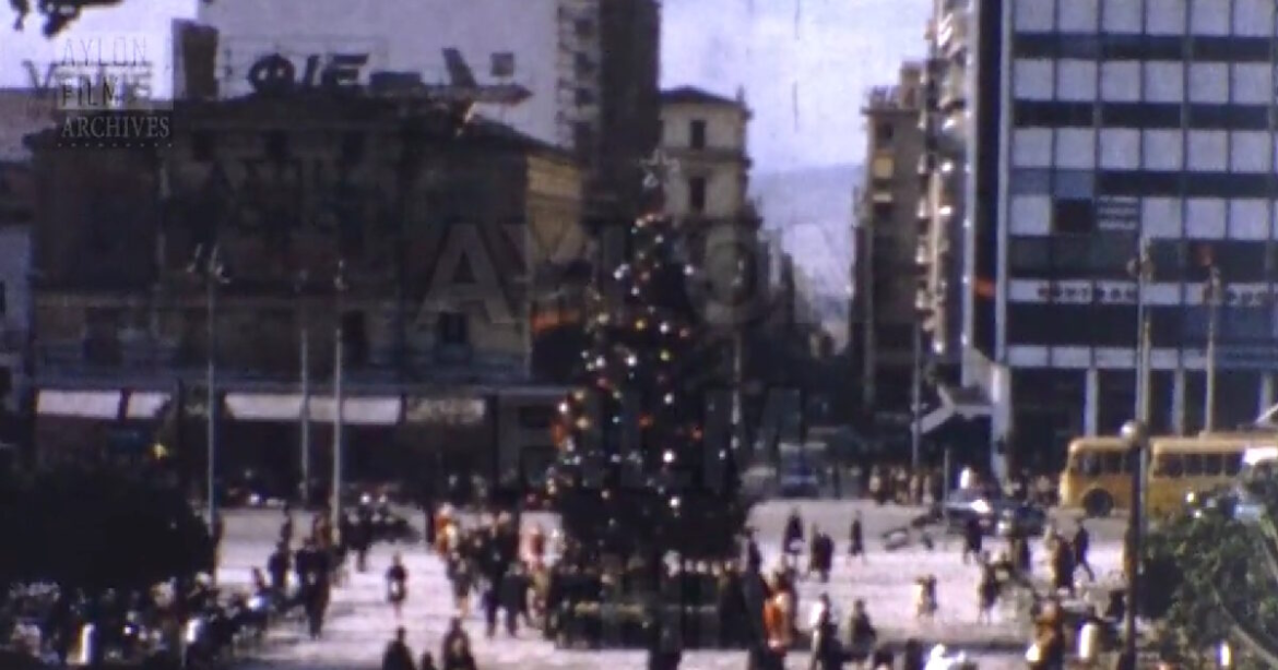 Χριστούγεννα στην Αθήνα της δεκαετίας του 1960: Το δέντρο στο Σύνταγμα και οι στολισμένες βιτρίνες σε ένα ταξίδι στον χρόνο