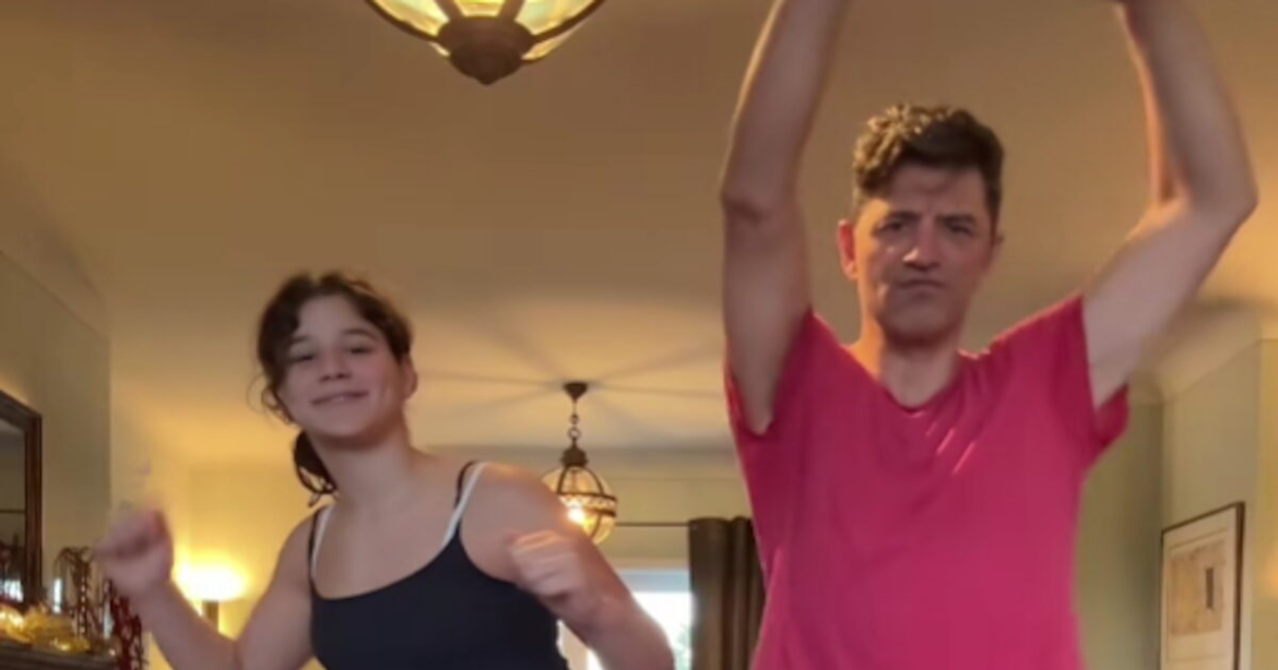 Σάκης Ρουβάς: Ο «Χριστουγεννιάτικος» χορός με την κόρη του στους ρυθμούς ενός Tik Tok trend