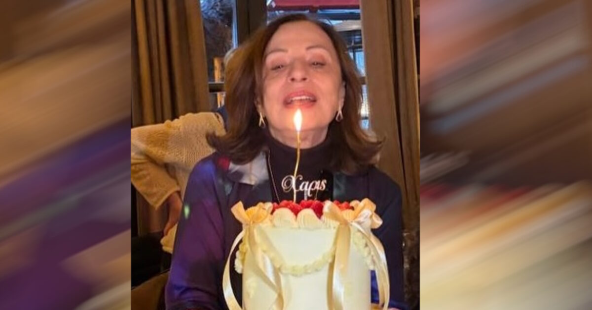 Η Χάρις Αλεξίου έγινε 75 ετών και το γιόρτασε με μία εντυπωσιακή τούρτα: «Πάμε γι’ άλλα τώρα»