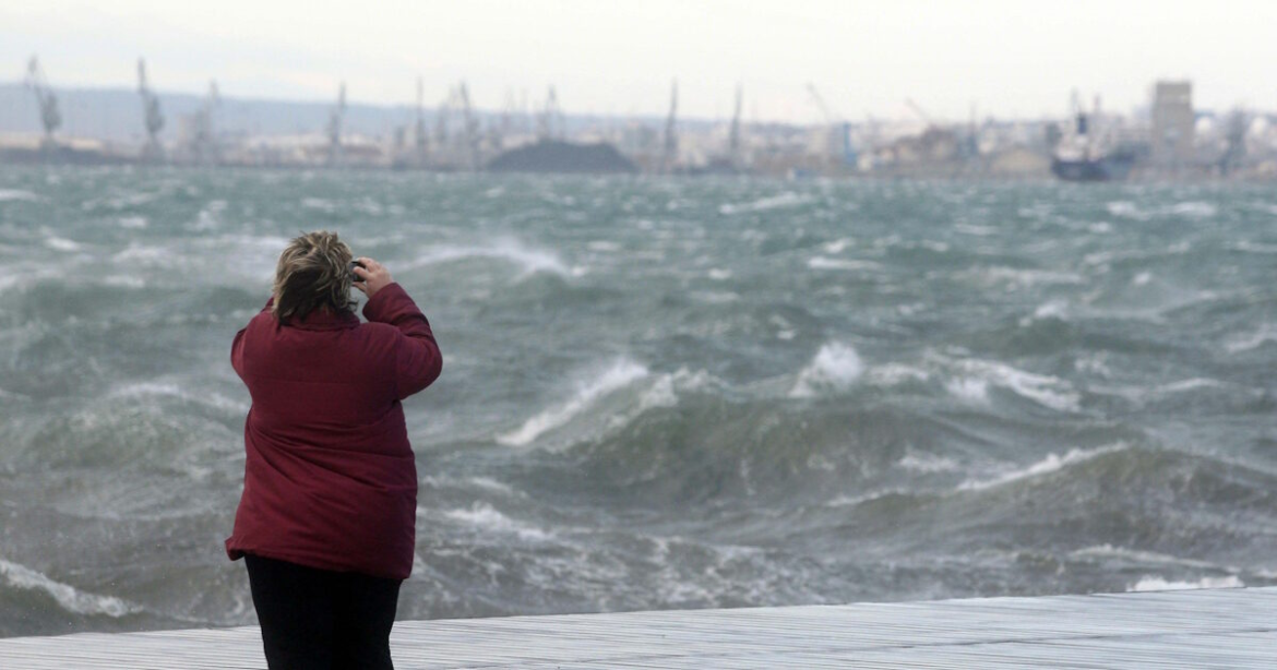 Καιρός – Σάκης Αρναούτογλου: Καμπανάκι για 4 περιοχές με τσουχτερό κρύο και θυελλώδεις βοριάδες