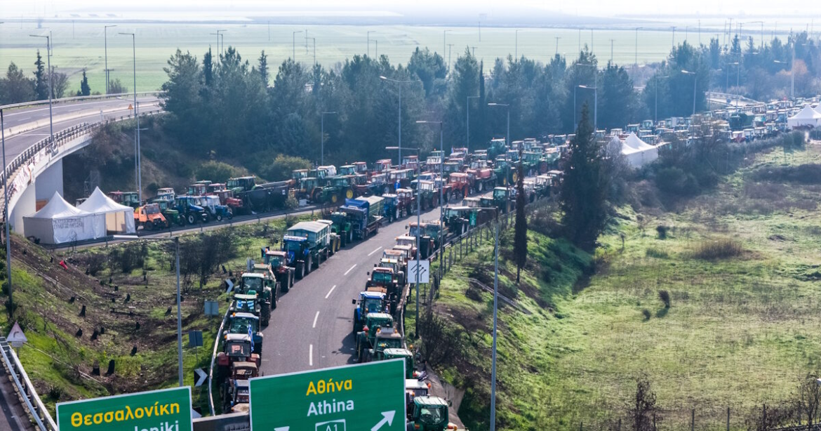 Χριστουγεννιάτικη επιστροφή μετ´ εμποδίων ^ Κάνουν πίσω τα μπλόκα που ήθελαν τον διάλογο μετά τις επιθέσεις που δέχθηκαν ^ Πάνω από 400 εκατ. ευρώ στους λογαριασμούς των αγροτών σήμερα ^ 3ο μπρα ντε φερ Μητσοτάκη – Τσίπρα στη Θεσσαλονίκη από …μακριά ^ Τα πρώτα Χριστούγεννα του Σαμαρά χωρίς την Λένα του ^ Ο Στέφανος στον παππού του Τάιλερ