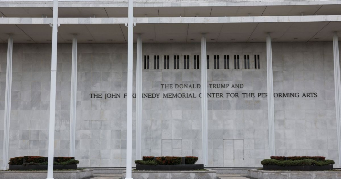 Το όνομα Τραμπ παντού το 2025: Από θωρηκτά μέχρι νομοσχέδια και εμβληματικά κτίρια