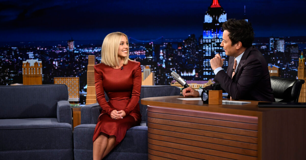 Το νέο look της Σίντνεϊ Σουίνι που άναψε φωτιές: Υιοθετεί το «πρόσωπο MAGA» ή απολαμβάνει το παιχνίδι της δημοσιότητας