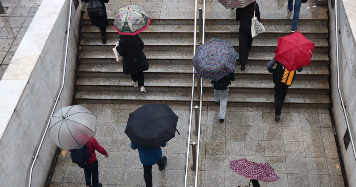 Καιρός αύριο: Τοπικές βροχές σε Αττική και Θεσσαλονίκη – Σποραδικές καταιγίδες στα νησιά, χιόνια στα ορεινά