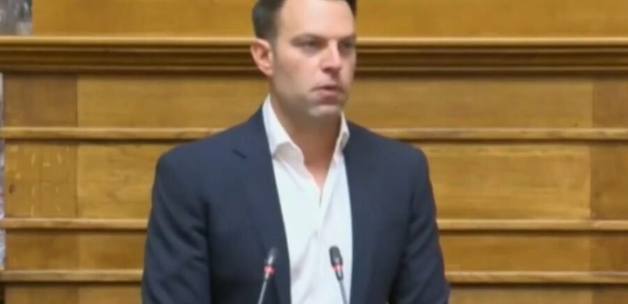 Κασσελάκης για Καραχάλιο: “Να αφήσει τις οικογένειες των Τεμπών ήσυχες”
