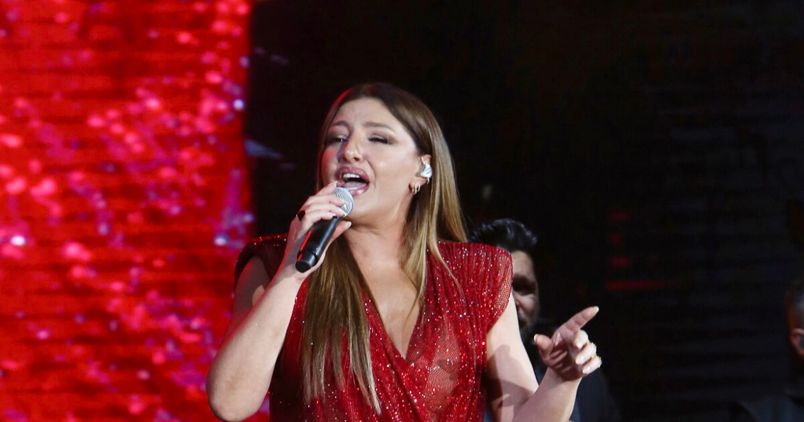 Έλενα Παπαρίζου: Συνεχείς εξετάσεις στην τραγουδίστρια που λιποθύμησε στην πρόβα του «The Voice»