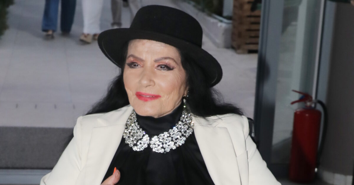 Ζωζώ Σαπουντζάκη: Στο νοσοκομείο με χαμηλό οξυγόνο η ηθοποιός – «Θα πάρει σύντομα εξιτήριο» λέει φίλη της