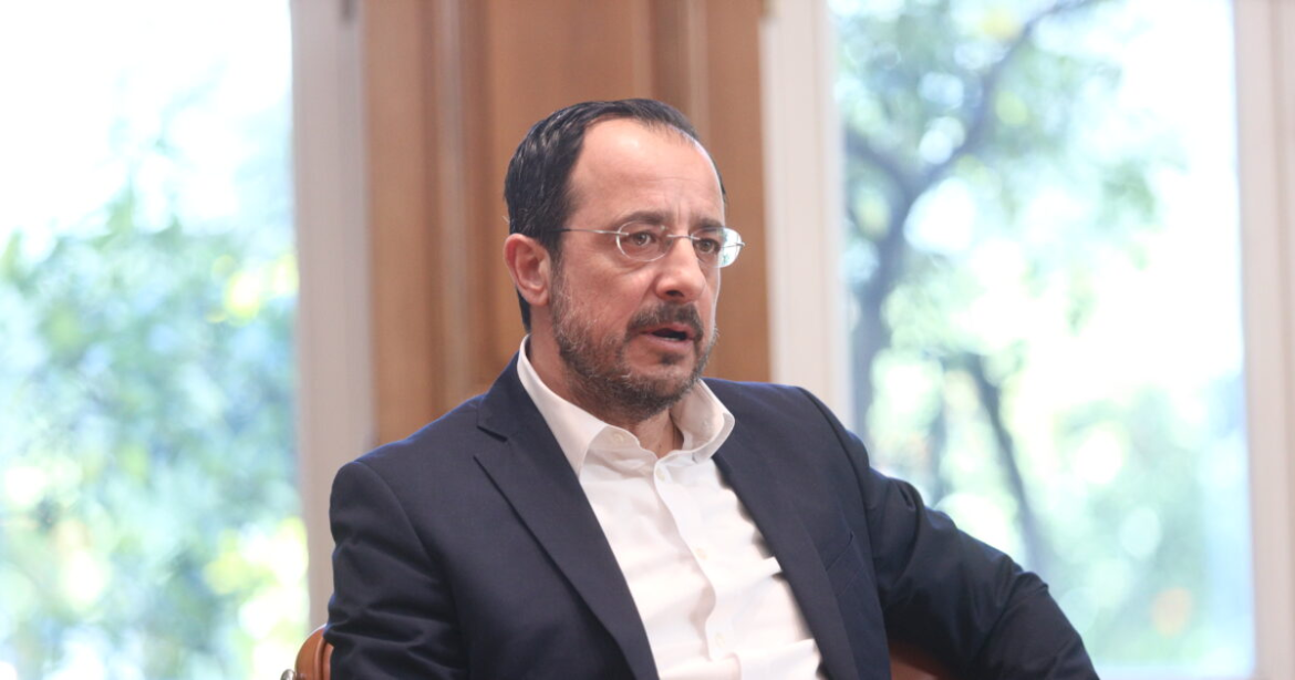 Κύπρος: Ποιος κρύβεται πίσω από το προφίλ «Emily» που διέρρευσε το βίντεο με τις μίζες στο Προεδρικό