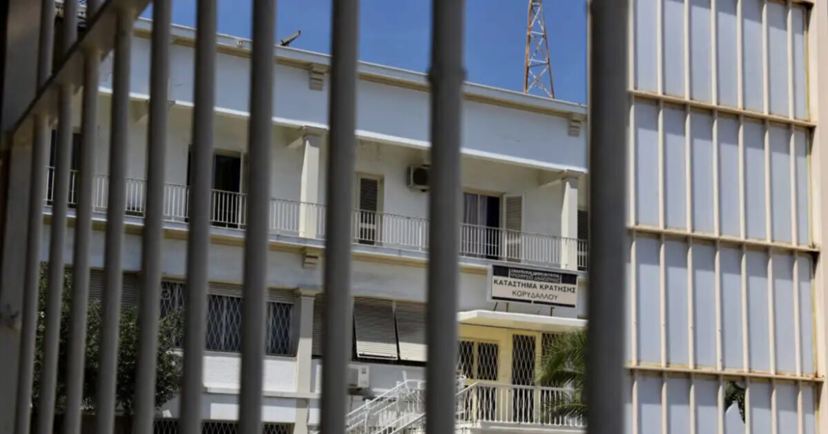 Κορυδαλλός: Τέσσερις συλλήψεις εντός των φυλακών – Βρέθηκε μαχαίρι και ποσότητα ναρκωτικών μέσα σε κελιά