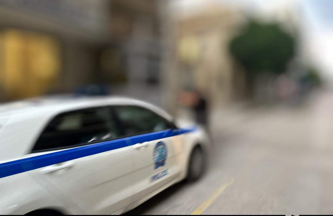 Λαμία: Δέντρο κατέρρευσε και προκάλεσε ζημιές σε σταθμευμένα οχήματα στο κέντρο της πόλης [Βίντεο]