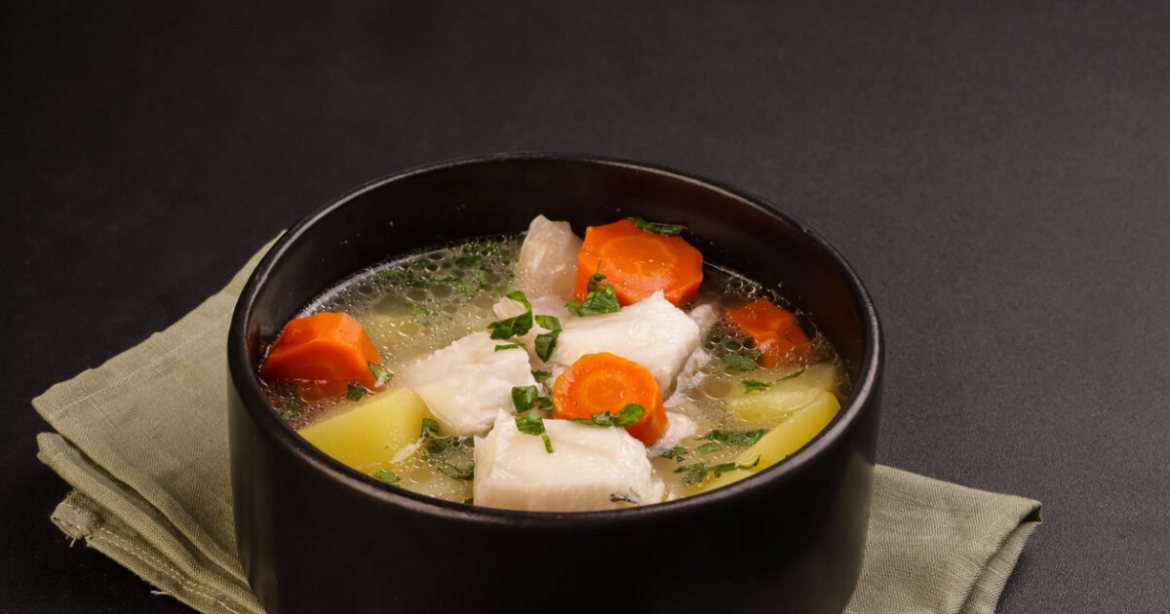 Συνταγή για εύκολη ψαρόσουπα με φιλέτο παγκάσιους και λαχανικά