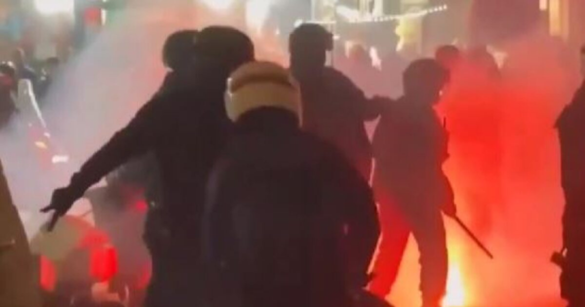 Γαλλία: Πυρπόλησαν πάνω από 1.000 οχήματα το βράδυ της Πρωτοχρονιάς – 505 προσαγωγές