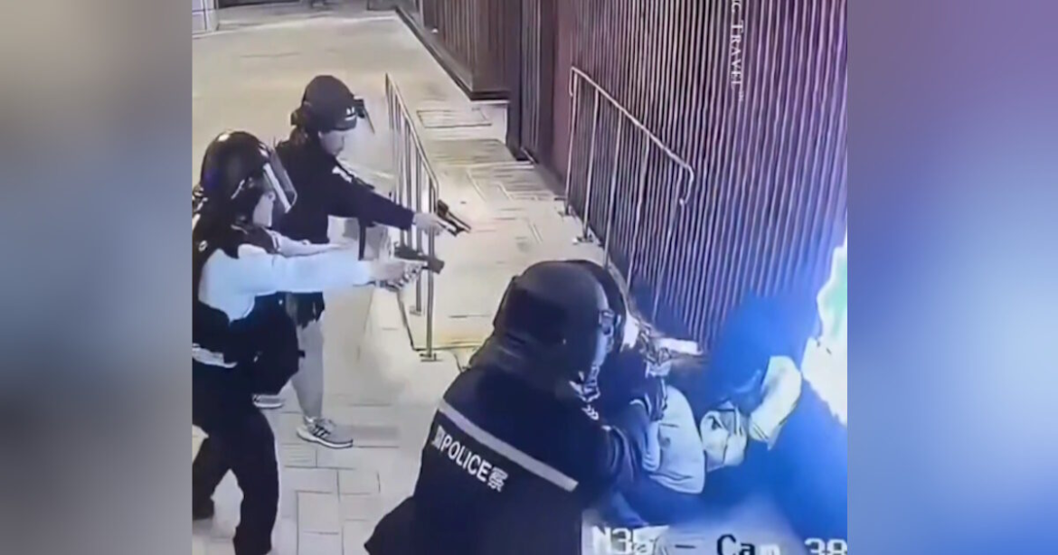 Χονγκ Κονγκ: Αστυνομικοί πυροβολούν θανάσιμα 34χρονο λίγο πριν μαχαιρώσει γυναίκα – Σκληρές εικόνες