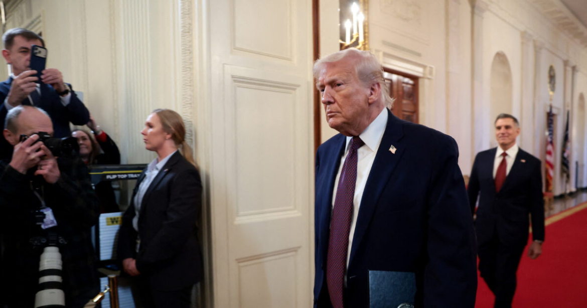 Ο Τραμπ σπρώχνει στον γκρεμό τις σχέσεις ΗΠΑ – ΕΕ: Η εμμονή με τη Γροιλανδία, οι «αδύναμοι» Ευρωπαίοι και τα γαλλικά κρασιά