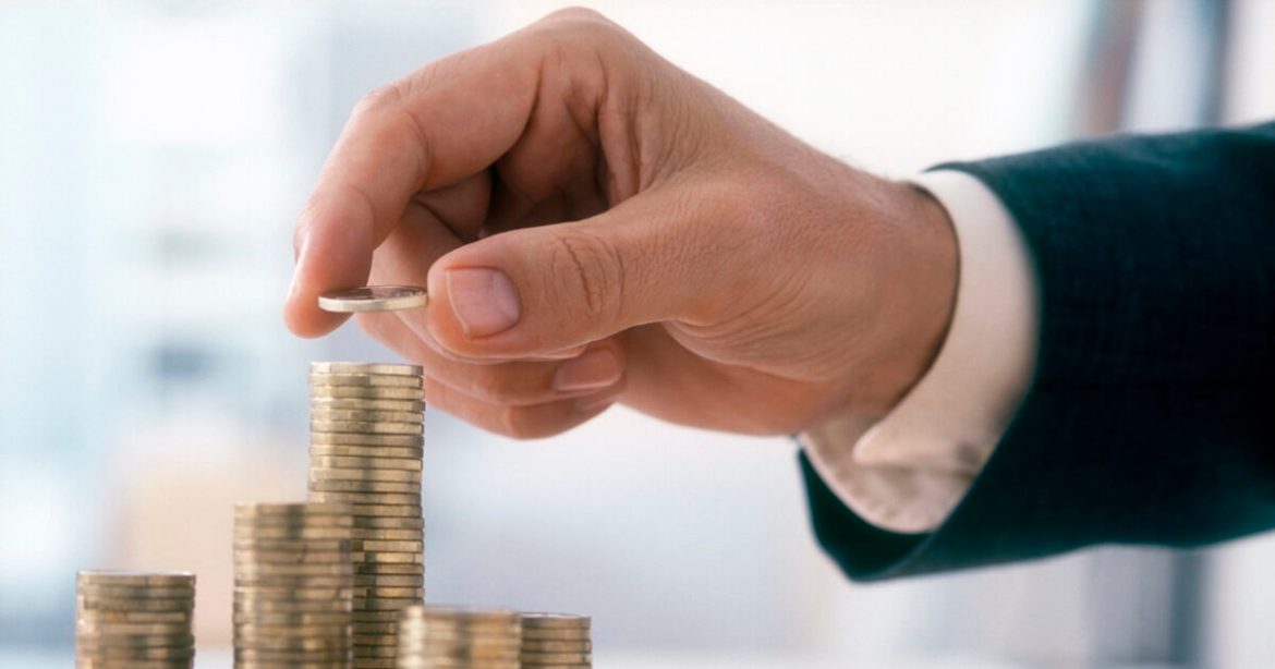 «Χωλαίνουν» οι επενδύσεις και η εξωστρέφεια στην Ελλάδα – Στην ιδιωτική κατανάλωση στηρίζεται το ΑΕΠ