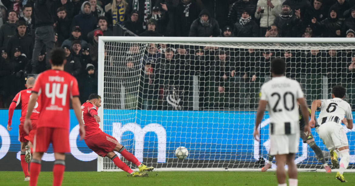 Ο Βαγγέλης Παυλίδης γλίστρησε σε εκτέλεση πέναλτι στο Γιουβέντους – Μπενφίκα και έστειλε την μπάλα απελπιστικά άουτ