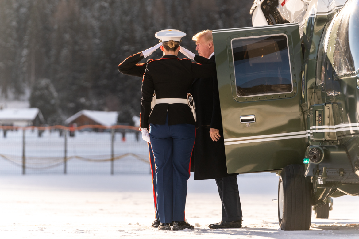 Τραμπ στο Νταβός: «Δεν θα χρησιμοποιήσω βία» για τη Γροιλανδία – Κριτική στην Ευρώπη ως «μη σωστή κατεύθυνση», επιτυχίες ΗΠΑ και καθυστέρηση από βλάβη στο Air Force One