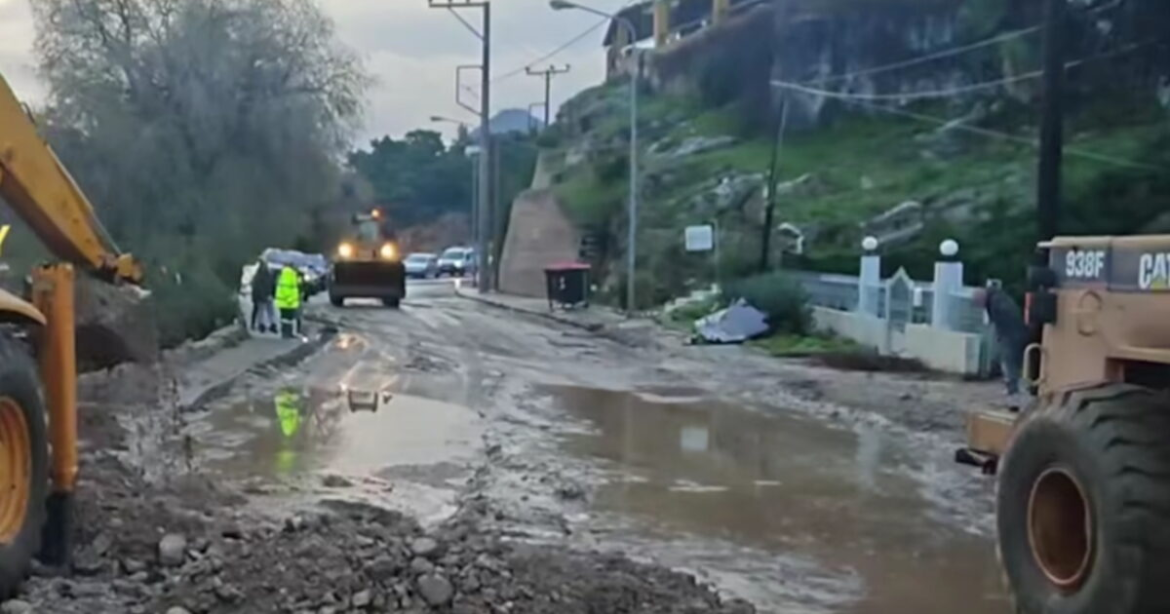 Κακοκαιρία: Μεγάλα προβλήματα στον Ωρωπό – Μηχανήματα επιχειρούν να ανοίξουν τους δρόμους