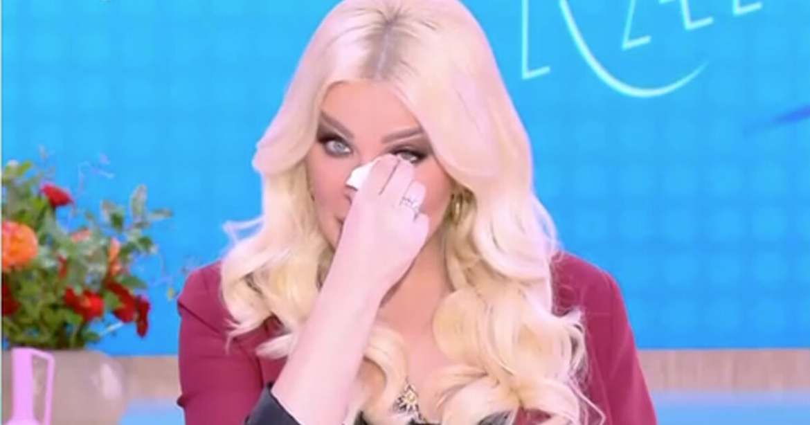 Η Κατερίνα Καινούργιου έβαλε τα κλάματα στον «αέρα» της εκπομπής της: Συγκινήθηκα, είναι και το ορμονικό