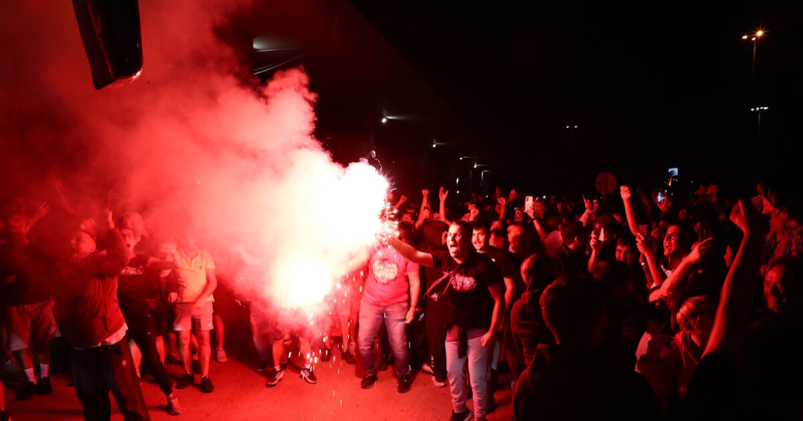 Ολυμπιακός: Η αποθεωτική υποδοχή στο ΣΕΦ μετά τη νίκη επί του Παναθηναϊκού και οι ατάκες του Γιώργου Αγγελόπουλου