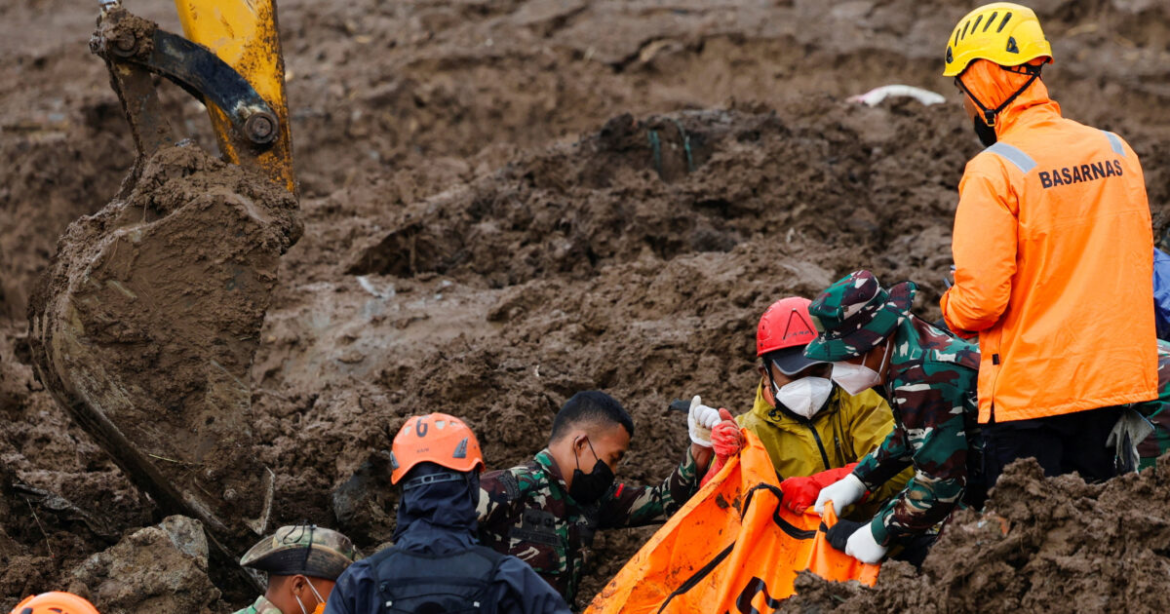 Ινδονησία: 34 νεκροί από κατολισθήσεις, χωριά βυθίστηκαν στη λάσπη – Σκάβουν με τα χέρια τους για να βρουν επιζώντες