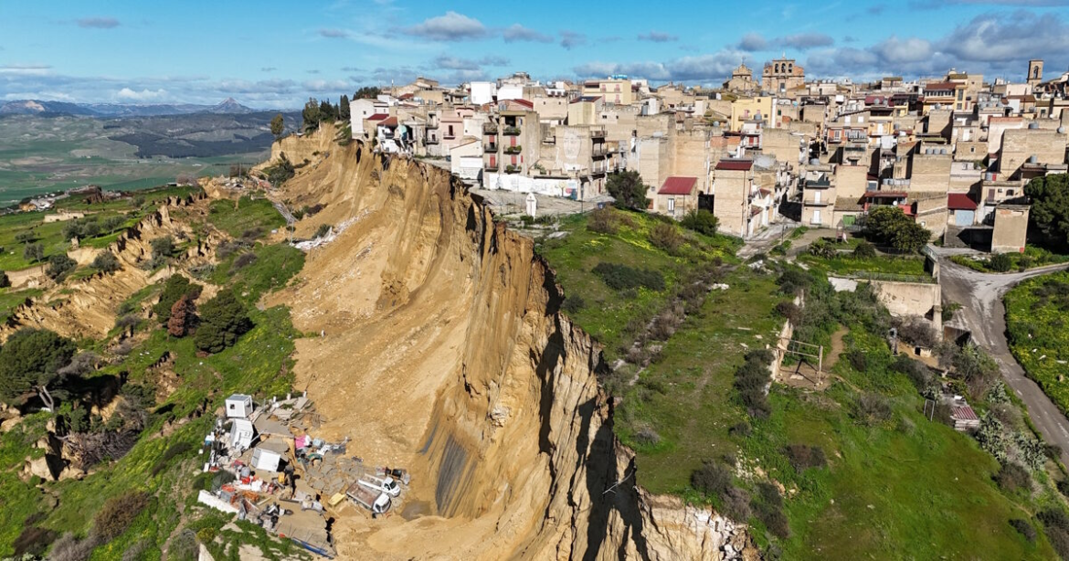 Σικελία: Στην «κόκκινη ζώνη» η κωμόπολη Νισέμι εξαιτίας των αλλεπάλληλων κατολισθήσεων
