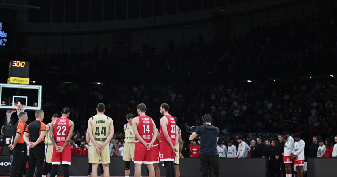 Πανό των οπαδών του Ολυμπιακού για τους αδικοχαμένους φίλους του ΠΑΟΚ στο ΣΕΦ: «Με το κασκόλ στα χέρια η τελευταία σας πνοή»