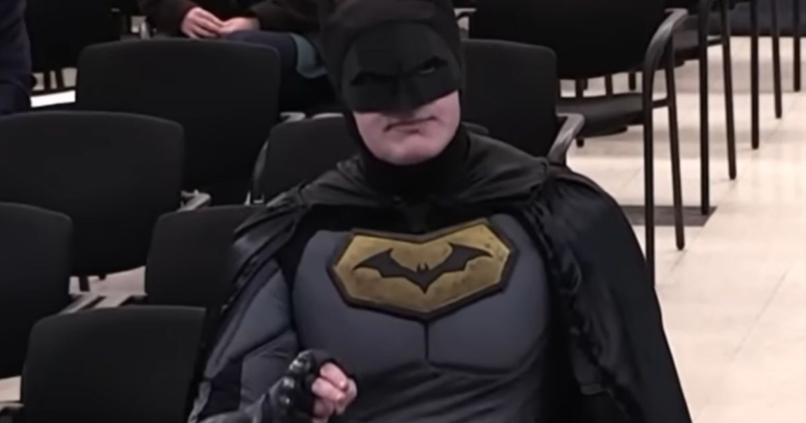 ΗΠΑ: Άντρας ντυμένος Μπάτμαν διαμαρτυρύθηκε σε δημοτικό συμβούλιο για τη βία της ICE – «Κάντε κάτι»