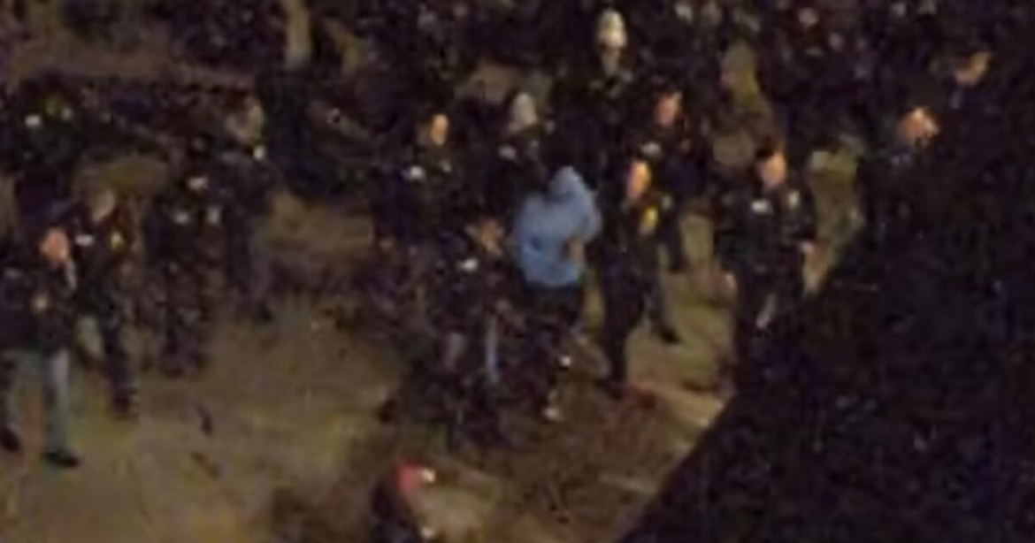 Ο Νικολάς Μαδούρο μεταφέρθηκε σε στρατιωτική βάση στη Νέα Υόρκη με τη σύζυγό του