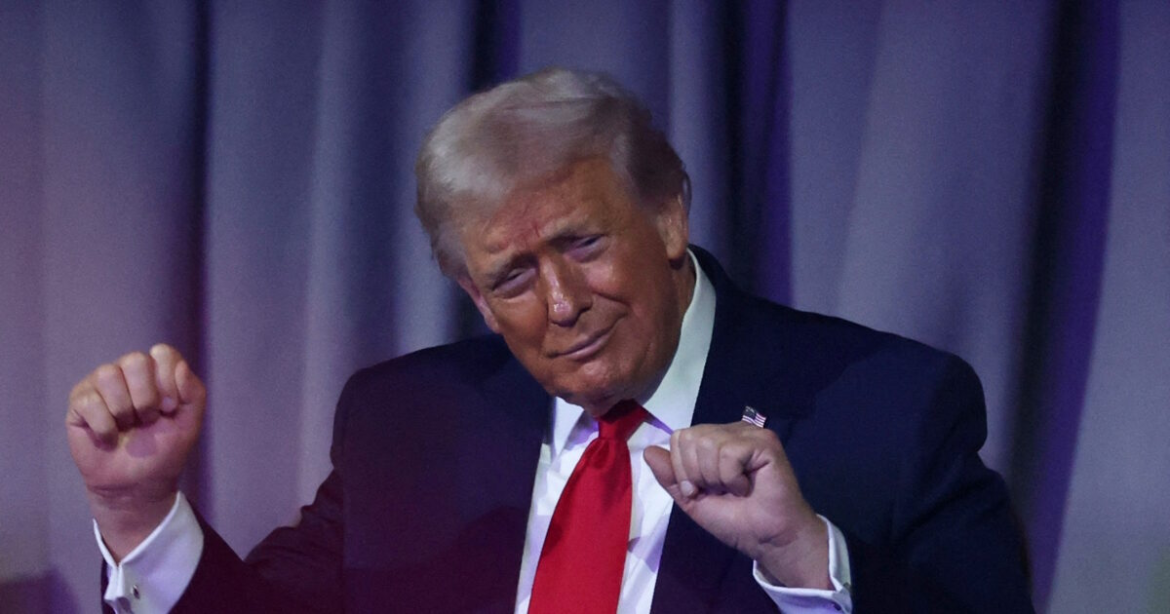 Ο Τραμπ κάνει μιμήσεις και ειρωνείες για τρανς αθλήτριες αποκαλύπτοντας ότι «στη Μελάνια δεν αρέσει καθόλου αυτό»