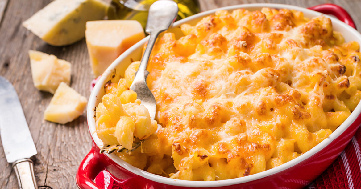 Συνταγή για σουφλέ ζυμαρικών mac & cheese με τραγανή κρούστα παρμεζάνας