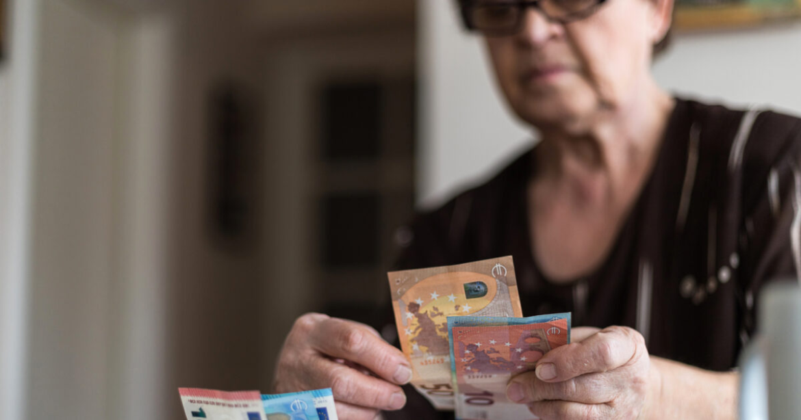 Συντάξεις Μαρτίου 2026: Πότε θα φανούν τα χρήματα στους λογαριασμούς και πότε θα είναι διαθέσιμα στα ΑΤΜ