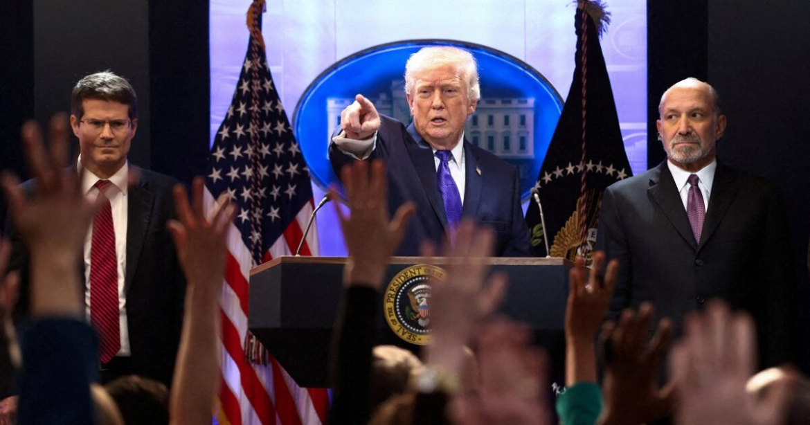 Ο Ντόναλντ Τραμπ ανεβάζει στο 15% τον παγκόσμιο δασμό στα εισαγόμενα προϊόντα