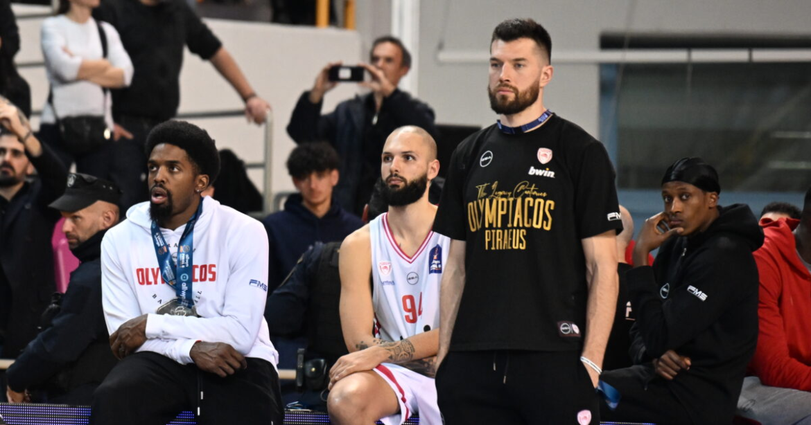 Ολυμπιακός – Παναθηναϊκός: Η φοβερή στιγμή του Σλούκα με τον Βεζένκοφ και η κίνηση των Πειραιωτών στην απονομή του Κυπέλλου