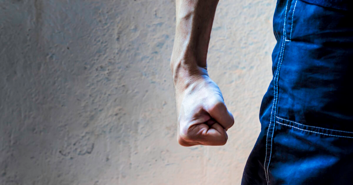 Βόλος: Έσπασε την πόρτα και όρμησε να σκοτώσει μητέρα δύο παιδιών – Την έσωσε το panic button