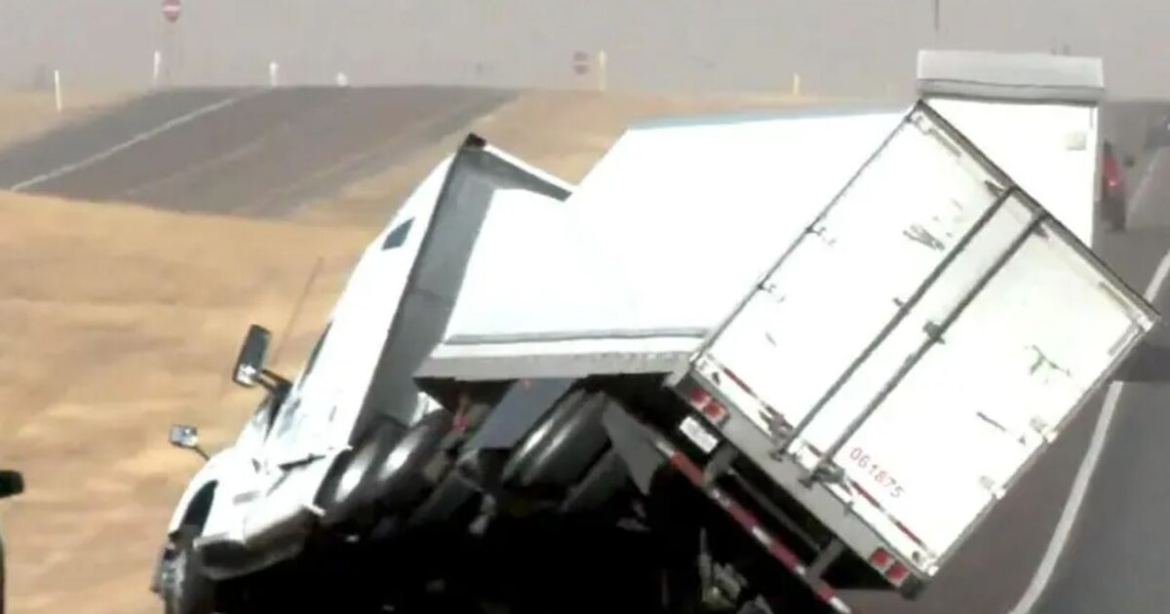 Τέξας: Ισχυροί άνεμοι σηκώνουν και αναδογυρίζουν νταλίκα στη μέση λεωφόρου