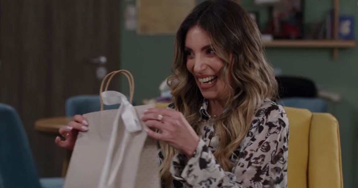 Έχω παιδιά – επόμενα επεισόδια: Ένα δώρο της Ιωάννας στη Χαρά προκαλεί απίστευτη αναστάτωση στο Παγκράτι