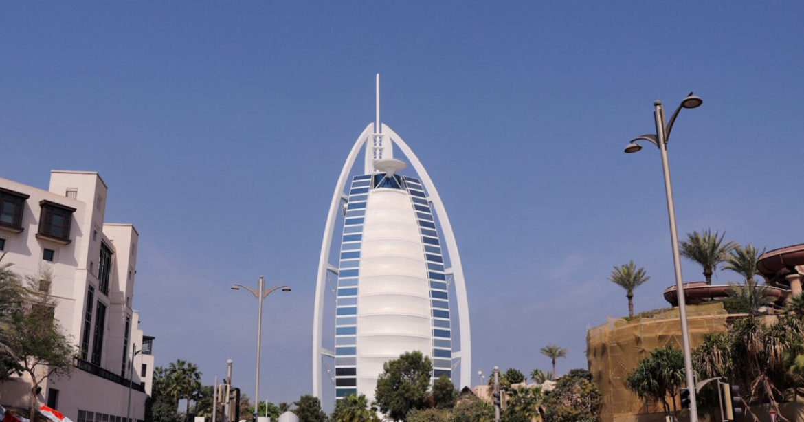 Ντουμπάι: Ερημωμένο τοπίο μετά τις ιρανικές επιθέσεις – Άδεια τα ράφια των σούπερ μάρκετ, κόσμος κρύφτηκε σε πάρκινγκ