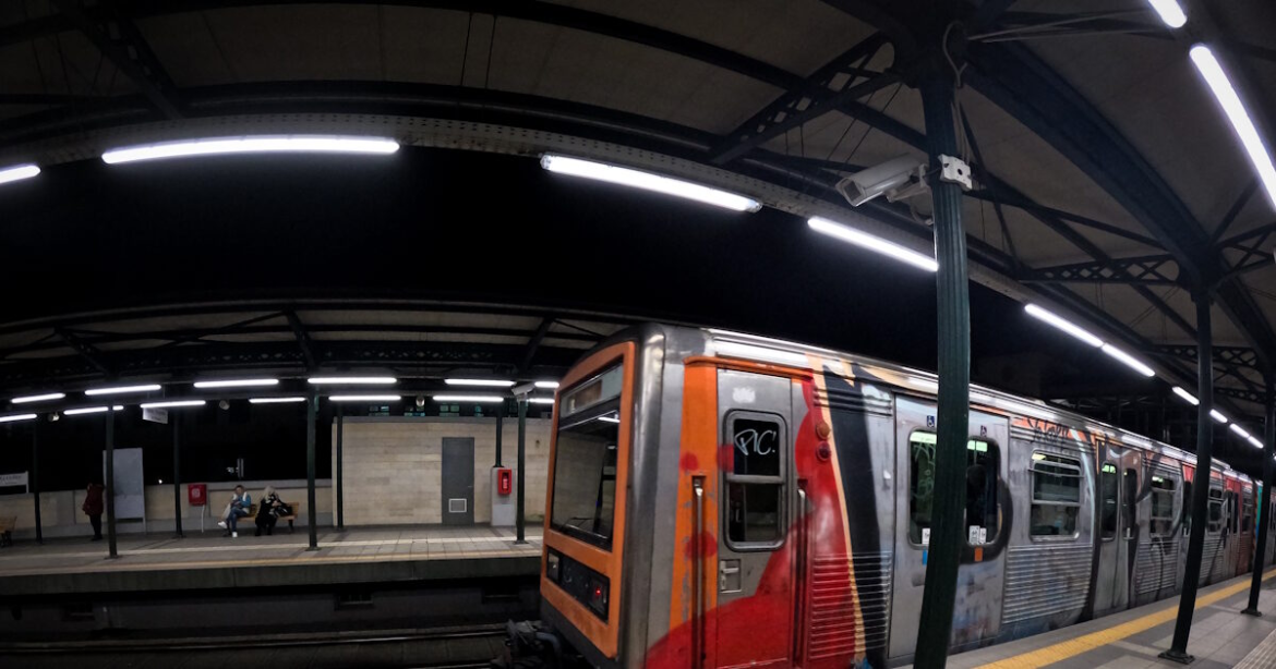 Άγνωστοι πέταξαν πέτρα σε συρμό του ΗΣΑΠ: Ένας τραυματίας – Η ανακοίνωση της ΣΤΑΣΥ