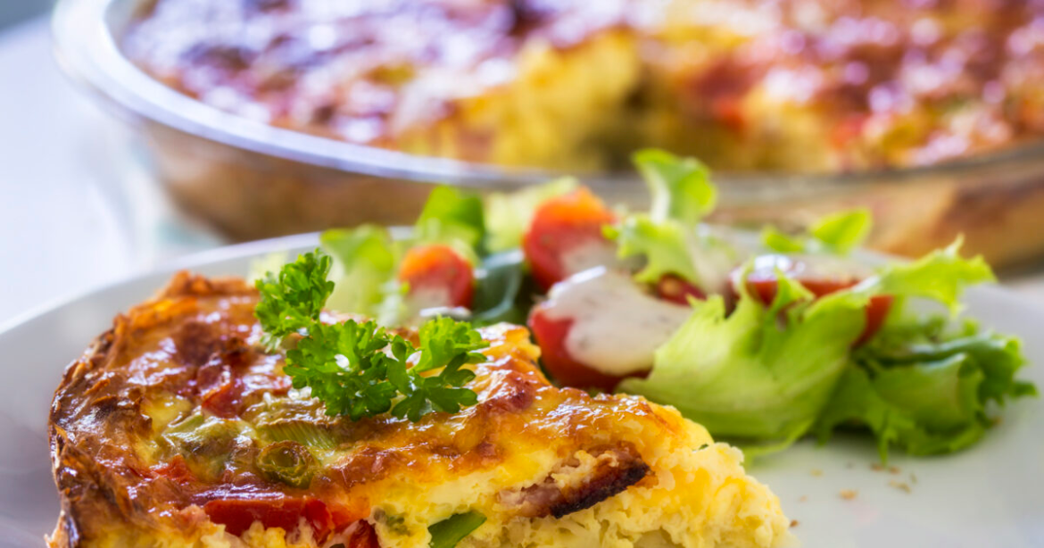 Συνταγή για πατατόπιτα χωρίς φύλλο με πιπεριές και γραβιέρα