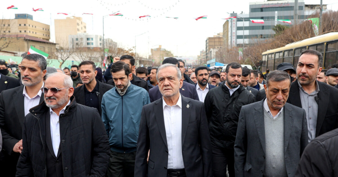 Ο Πεζεσκιάν βγήκε στους δρόμους της Τεχεράνης κατά τη διάρκεια της διαδήλωσης – Δείτε βίντεο