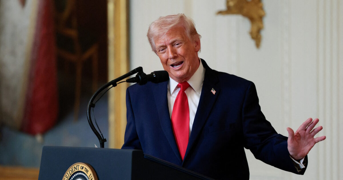 Η εμμονή του Ντόναλντ Τραμπ να προσφέρει τα ίδια παπούτσια στους υπουργούς του – «Αυτό με διασκεδάζει»