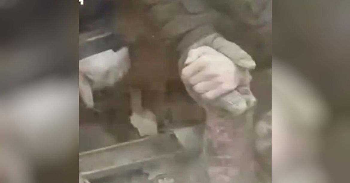 Ουκρανία: Συγκλονιστικό βίντεο με γυναίκα θαμμένη σε συντρίμμια κτιρίου μετά από ρωσική επίθεση