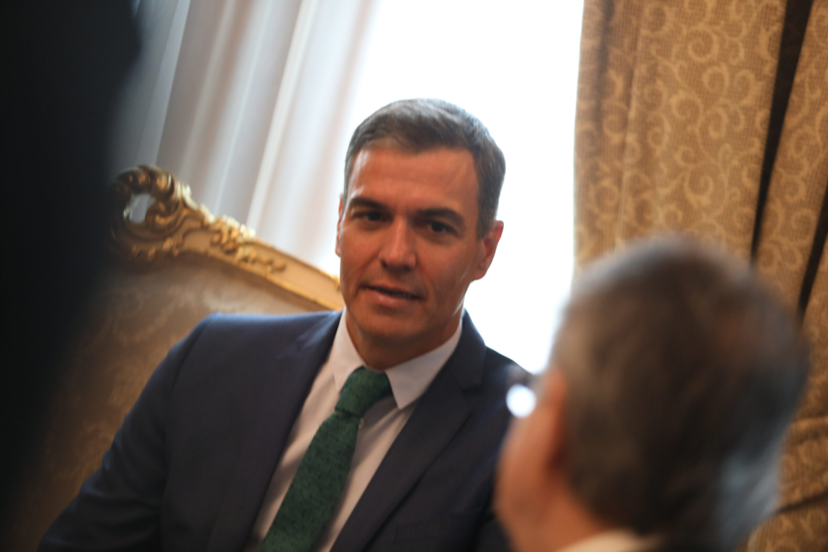 Πέδρο Σάντσεθ: Κατηγορεί τον Φεϊχόο ότι Δεν Ξεκαθαρίζει τη Στάση του για τον Πόλεμο του Τραμπ και του Ισραήλ – «Κάνει Λάθος εδώ και 18 Ημέρες»