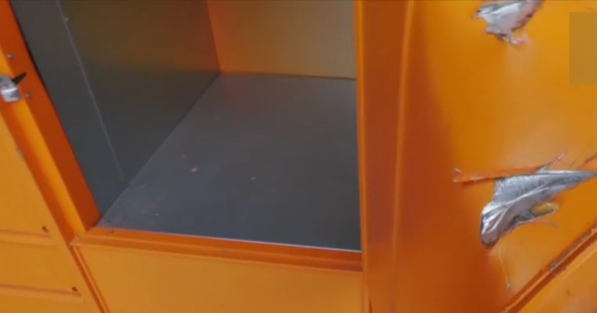 Σοκ στην Καβάλα: 7χρονος εγκλωβίστηκε σε θυρίδα παραλαβής δεμάτων