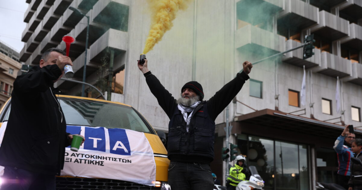 Απεργία ταξί: Με αφίσες «Κυρανάκη παραιτήσου» στους δρόμους ξανά οι οδηγοί – Κάλεσμα ΣΑΤΑ σε νέα συγκέντρωση τη Δευτέρα στη Βουλή