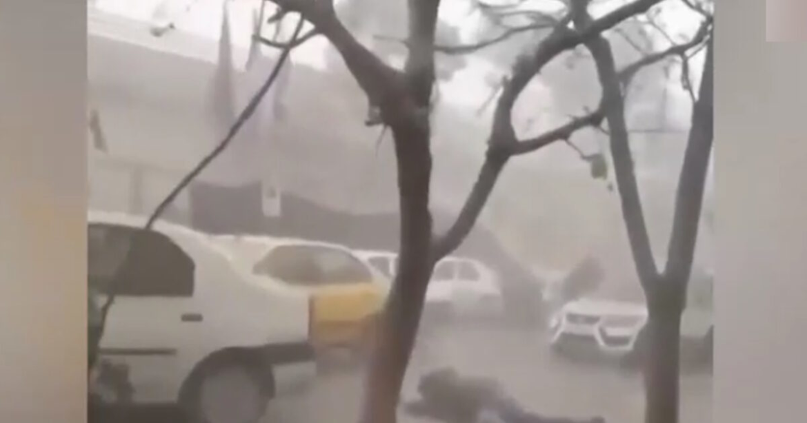 Ιράν: Συγκλονιστικό βίντεο από πυραυλικές επιθέσεις στην Τεχεράνη – Γυναίκα προσεύχεται στον Αλλάχ λίγο πριν πέσει νεκρή