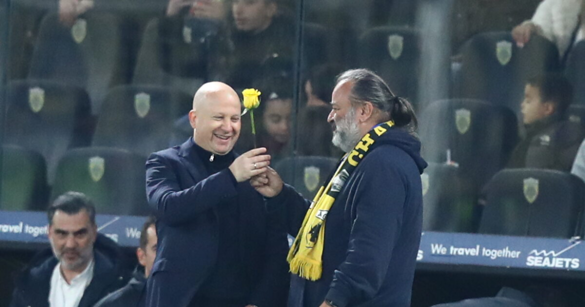 Ο Μάριος Ηλιόπουλος έδωσε κίτρινο τριαντάφυλλο στον Μάρκο Νίκολιτς μετά τη νίκη της ΑΕΚ επί της Κηφισιάς