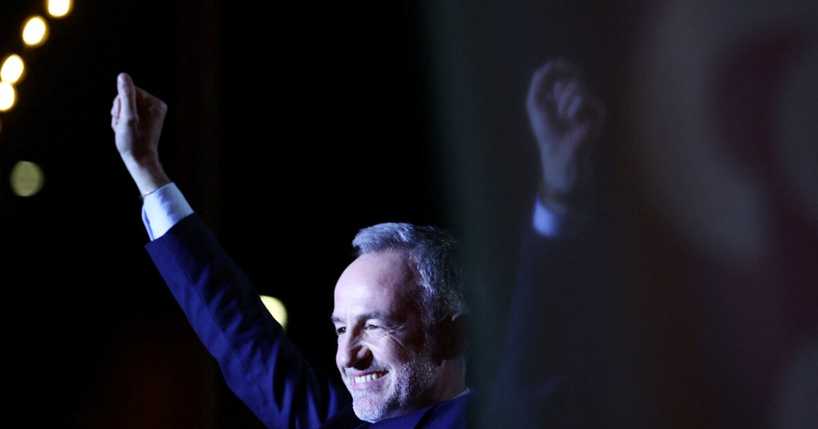 Γαλλία: Ο σοσιαλιστής Εμανουέλ Γκρεγκουάρ νέος δήμαρχος του Παρισιού, με το ποδήλατο στο δημαρχείο